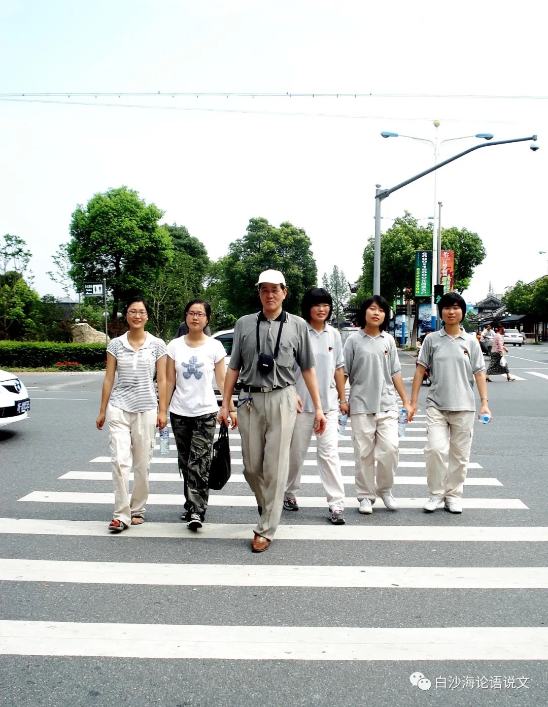 校园星河65：五个女孩看过来——记金雨慧汝春伟余恺媛汝建琴方颖纯做课题4.jpg
