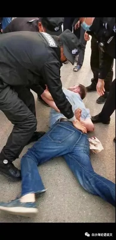 生活启示录10：硬核保安露身手.jpg